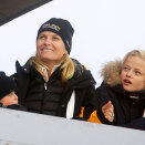 Kronprinsessen ser hopp stor bakke med Marius og Prins Sverre Magnus (Foto: Kyrre Lien, Scanpix)